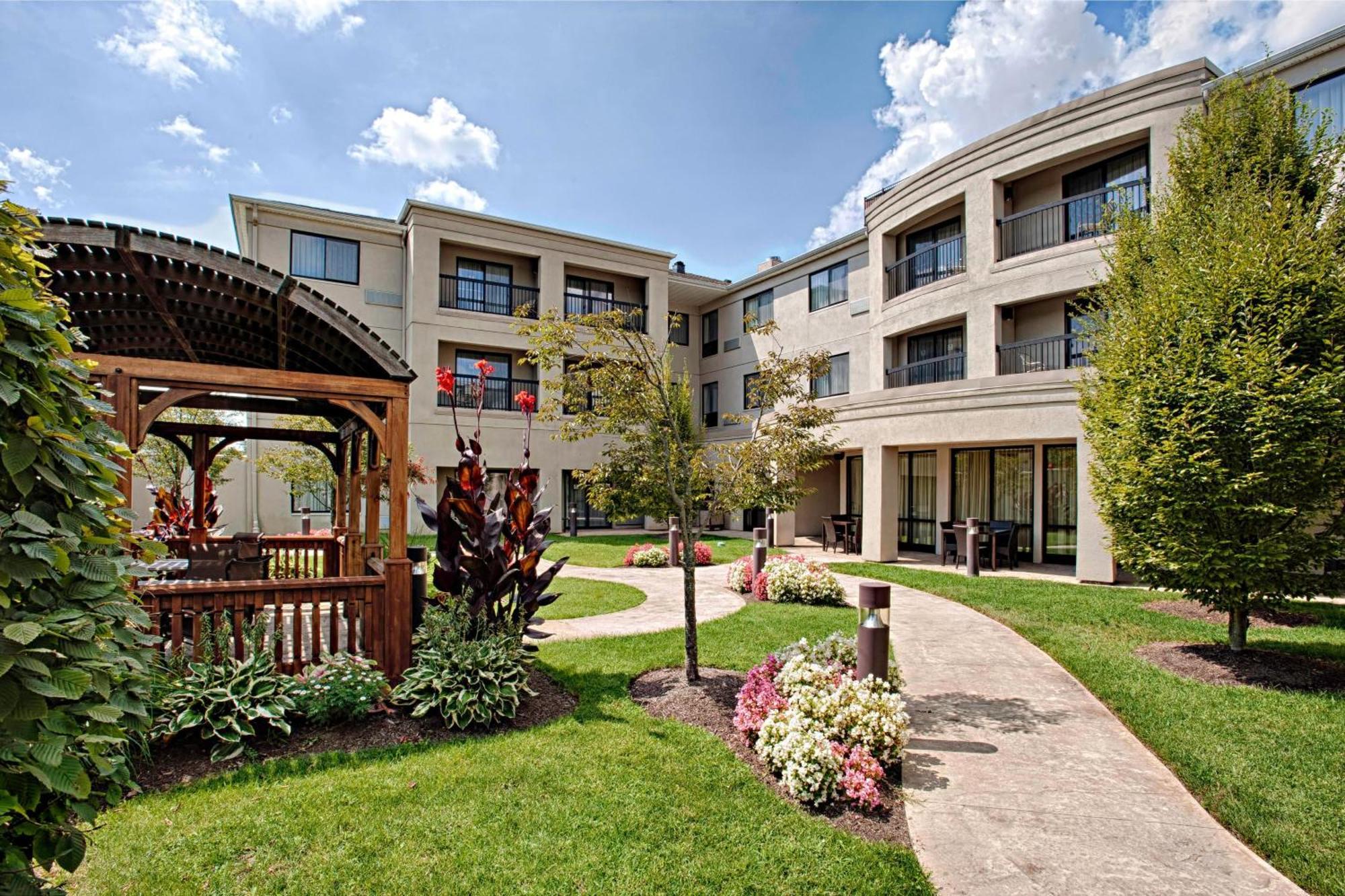 Courtyard Wall At Monmouth Shores Corporate Park Luaran gambar