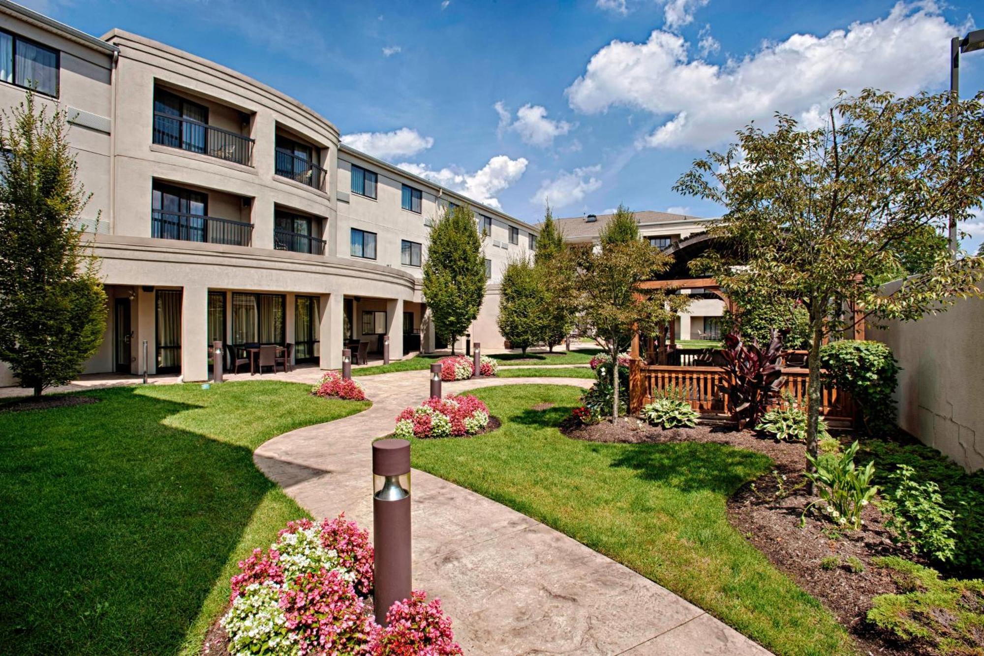 Courtyard Wall At Monmouth Shores Corporate Park Luaran gambar