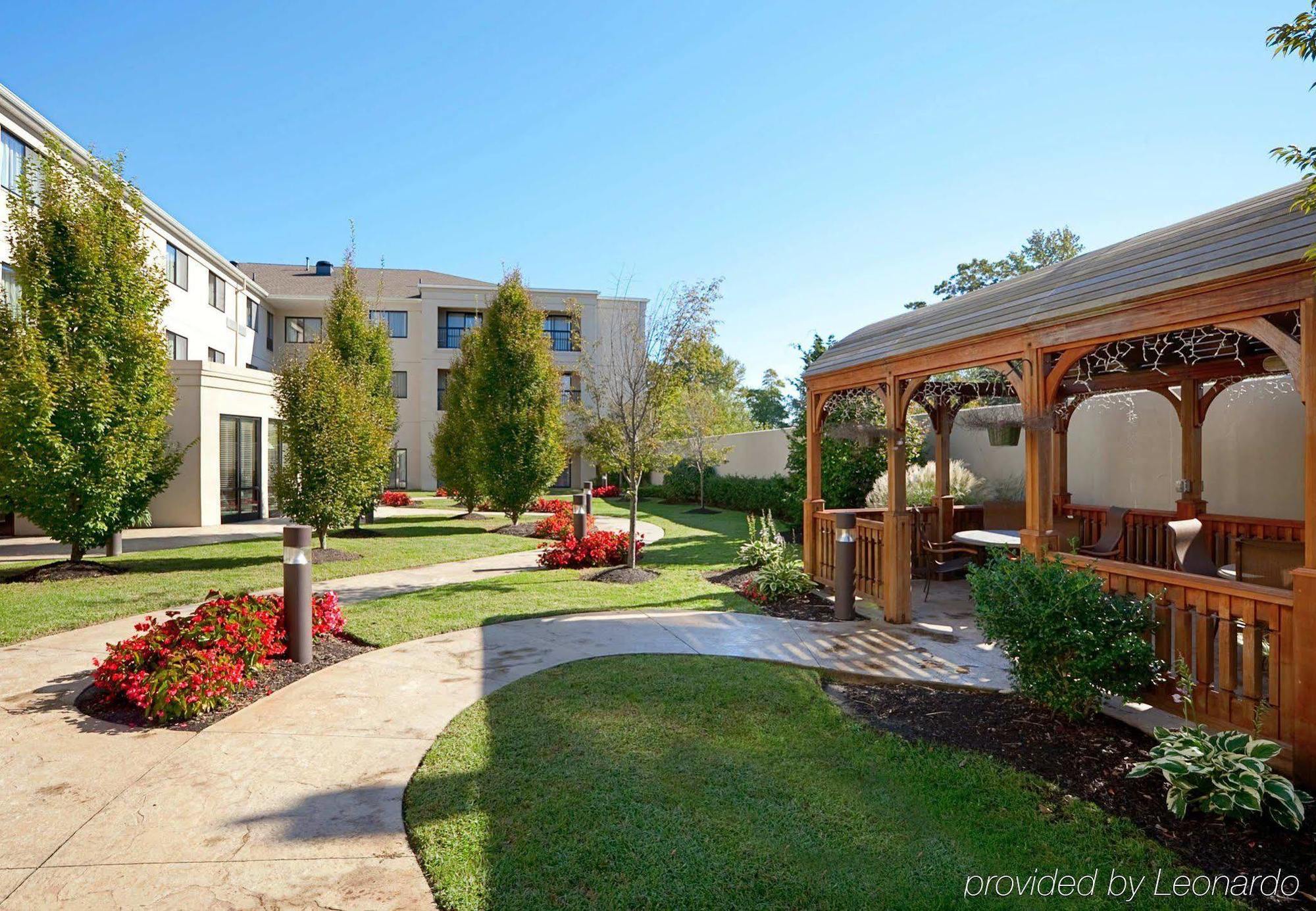 Courtyard Wall At Monmouth Shores Corporate Park Hotel Luaran gambar