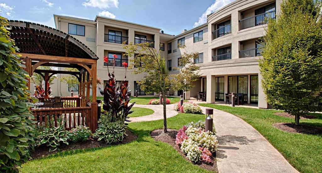 Courtyard Wall At Monmouth Shores Corporate Park Hotel Luaran gambar